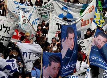 Familiares y amigos del soldado israelí Gilad Shalit se manifiestan frente a la residencia de Ehud Olmert.