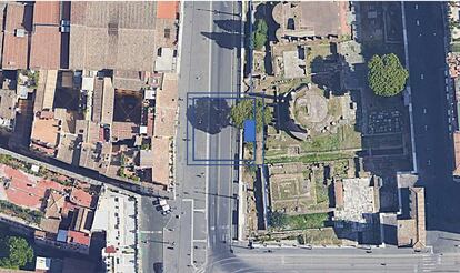 Restitución de la Curia de Pompeyo con el bloque de hormigón, en azul, de la  fase II sobre ortofoto de Google Earth.