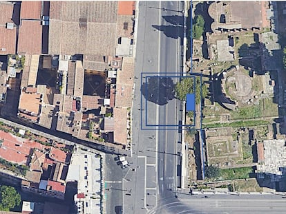 Restitución de la Curia de Pompeyo con el bloque de hormigón, en azul, de la  fase II sobre ortofoto de Google Earth.