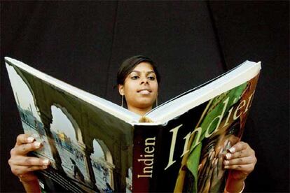 Una mujer mira un libro sobre la India ayer en la Feria de Francfort.