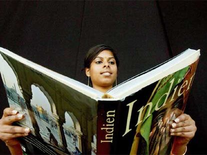 Una mujer mira un libro sobre la India ayer en la Feria de Francfort.