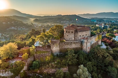 Vista del castillo de Gorizia al atardecer.