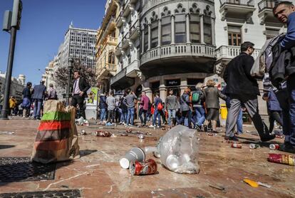 Restos de envases y envoltorios en la plaza del Ayuntamiento tras una 'mascletà'.