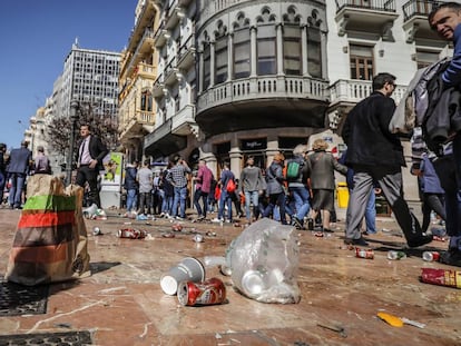 Restos de envases y envoltorios en la plaza del Ayuntamiento tras una 'mascletà'.