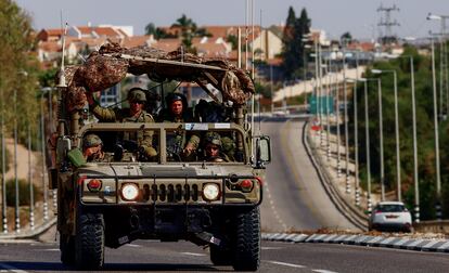 Soldados israelíes patrullaban en un vehículo militar en una calle de Sderot, cerca de la frontera con la franja de Gaza, este lunes.