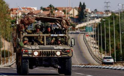 Soldados israelíes patrullaban en un vehículo militar en una calle de Sderot, cerca de la frontera con la franja de Gaza, este lunes. 