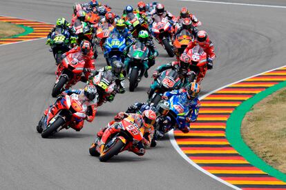 Imagen del Gran Premio de Alemania del 2019, en el mes de julio, con Márquez en cabeza del pelotón.