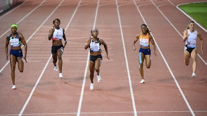 La jamaicana Shelley-Ann Fraser, en el centro, a punto de cruzar  la meta en primer lugar en los 100 metros lisos de la reunión de Lausana. EFE/EPA/LAURENT GILLIERON