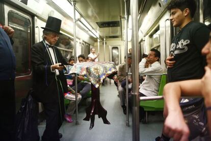 Un mago actúa en el metro de México DF.