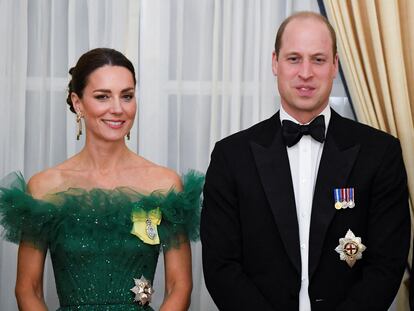 Kate Middleton y Guillermo de Inglaterra en la cena de gala celebrada en su honor en Kingston, Jamaica, el 23 de marzo de 2022.