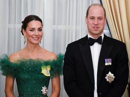 Kate Middleton y Guillermo de Inglaterra en la cena de gala celebrada en su honor en Kingston, Jamaica, el 23 de marzo de 2022.