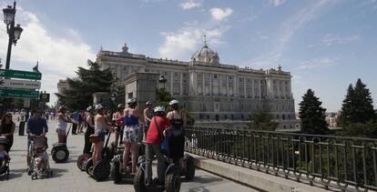 Turistas en el Puente de Segovia de Madrid, con el Palacio Real al fondo. 