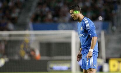 Ronaldo se dispone a lanzar la falta que supondría el primer gol