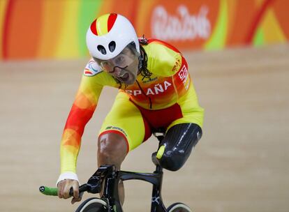 El español Juan José Méndez Fernández compite en la clasificación individual de 3km durante los Juegos Paralímpicos de Río, el 9 de septiembre de 2016, en el Velódromo de Río de Janeiro (Brasil).