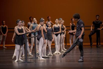 Isaac Hernández, durante la clase de ballet en el Centro Nacional de las Artes.