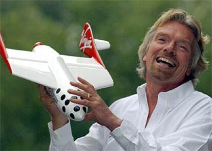 Richard Branson posa ante la prensa durante la presentación del <i>SpaceShipOne</i>
.