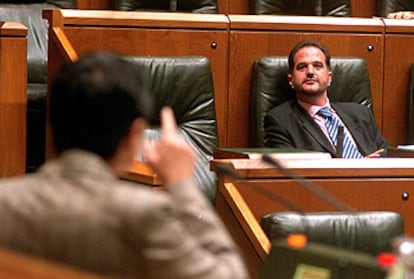 El presidente del PP vasco, Carlos Iturgaiz, durante el pleno en la Cámara vasca.