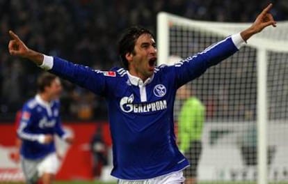 Raúl González celebra su tercer gol ante el Colonia.