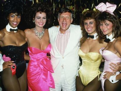 Hugh Hefner i algunes 'conilletes', el 1986.