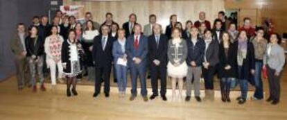 Fotografia de familia con la directora de la Agencia Europea de Seguridad y Salud en el Trabajo, Christa Sedlatschek, (6i) en el puerto de Bilbao, donde ha presentado la campaña "Trabajos Saludables: gestionemos el estrés", en presencia del viceconsejero de Empleo y Políticas Sociales del Gobierno Vasco, Ricardo Barkala, (7i).