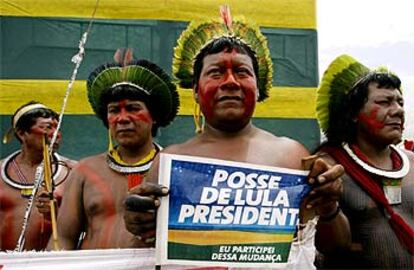 Varios indios kaiapos portan carteles de apoyo al nuevo presidente frente al palacio de Planalto, en Brasilia.