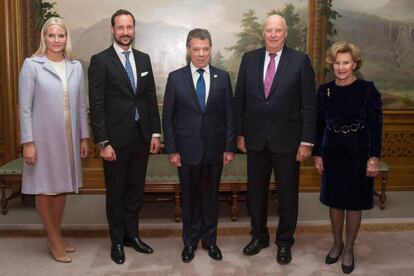 El premio Nobel de la Paz, Juan Manuel Santos (c) a su llegada al Palacio Real de Oslo donde ha sido recibido por los príncipes, Haakon y Mette-Marit, y los Reyes de Noruega.