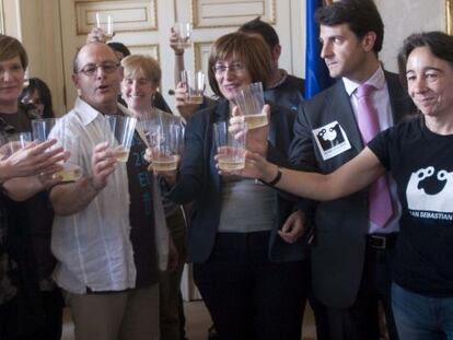 Representantes de las instituciones vascas brindan el pasado mes de mayo, entonces Europa ratificó el nombramiento de San Sebastián 2016.