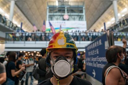 Una de las participantes en las protestas en la sala de llegadas del aeropuerto de Hong Kong, el 12 de agosto de 2019.