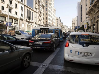 Vista de un atasco en la Gran Vía de Madrid. EFE/Archivo