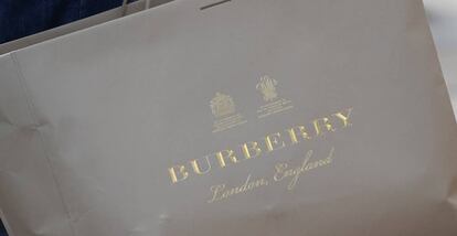 Bolsa de Burberry, en Londres (Reino Unido).