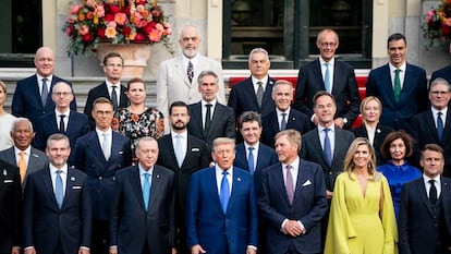 La foto de familia de la OTAN, con Trump en el centro, junto a los reyes de Países Bajos, y Sánchez atrás a la derecha.