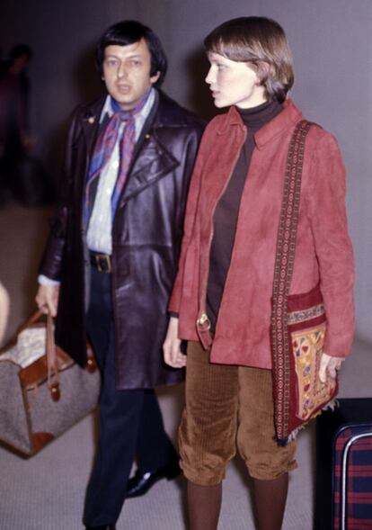 La aparición en el aeropuerto acompañado de forma oficial por alguien empezó a ser también una manera no convencional de comunicar una noticia: aquí vemos a Mia Farrow en 1970 con el compositor Andre Previn, quien solo un año antes había abandonado a su mujer, la cantante Dori Previn, para irse Farrow, hasta ese momento amigo de la pareja. (Photo by Ron Galella, Ltd./Ron Galella Collection via Getty Images)
