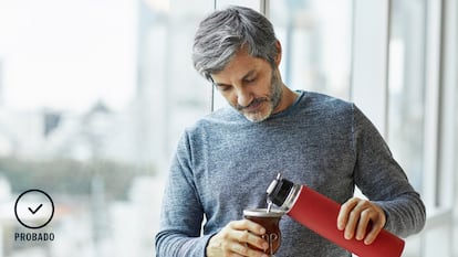 Hombre disfrutando de una infusión. GETTY IMAGES.