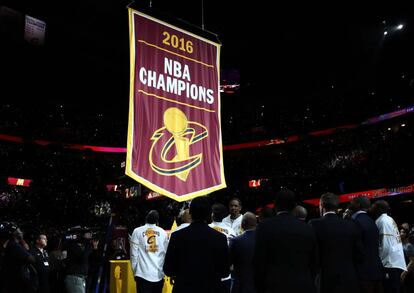 Izado de la bandera que conmemora el título obtenido por los Cavaliers la pasada temporada, en el Quicken Loans Arena.