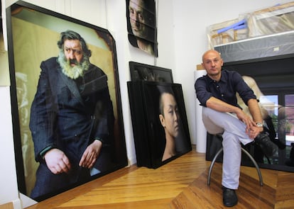 El fotógrafo Pierre Gonnord posa en su estudio madrileño.