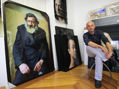 El fotógrafo Pierre Gonnord posa en su estudio madrileño.