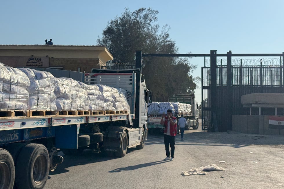 Camiones de ayuda humanitaria cruzan este domingo la frontera egipcia de Rafah hacia la Franja.