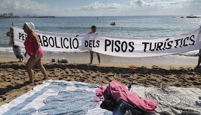 Protesta contra los pisos turísticos en la playa de la Barceloneta.