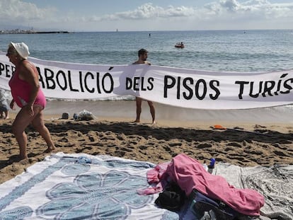 Protesta contra los pisos tur&iacute;sticos en la playa de la Barceloneta.