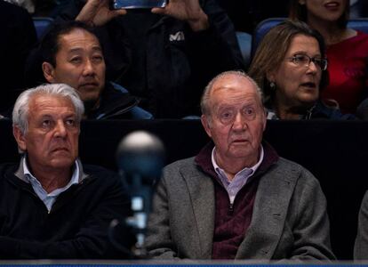 Don Juan Carlos, con una brecha en la frente y, a su derecha, Sebastián el padre de Rafa Nadal.