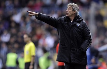 Pellegrini da instrucciones durante un partido de Copa.