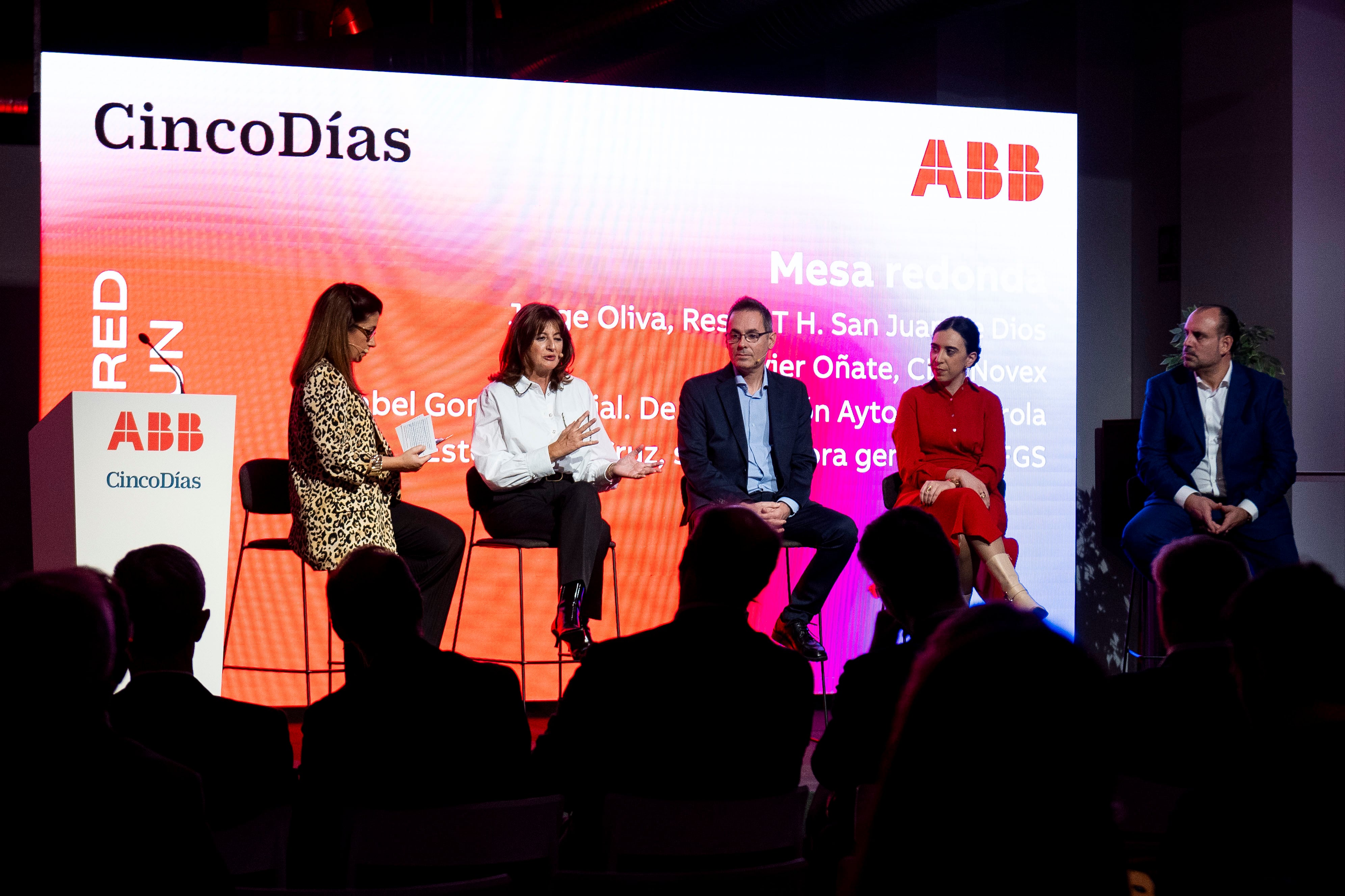 Marta González Novo, periodista de la cadena SER, que moderó el debate; 
Isabel González, concejala de Movilidad, Innovación y Smart City del Ayuntamiento de Fuengirola; Jorge Oliva, responsable de IT del Hospital San Juan de Dios de Zaragoza; Estela de la Cruz, subdirectora general de la Fundación Generation Spain, y Javier Oñate, CEO de Novex.
