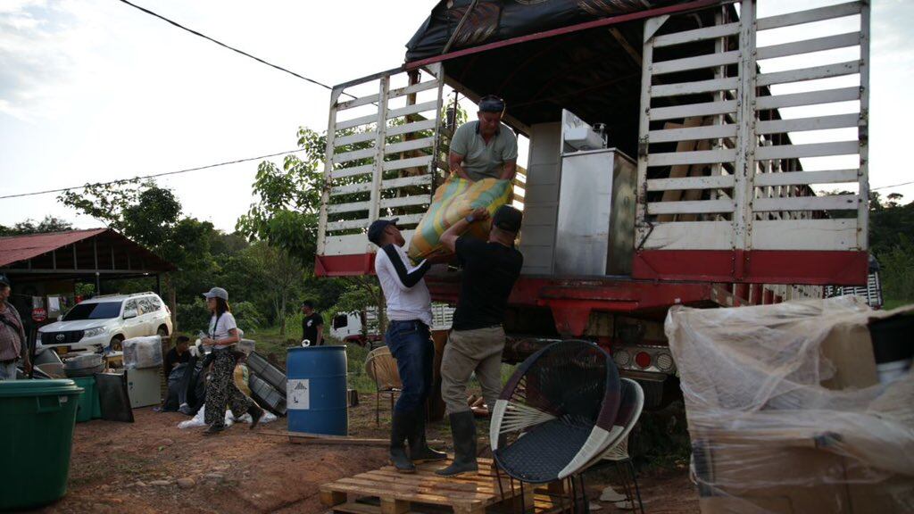 Los habitantes suben sus pertenencias a camiones, el 2 de julio.