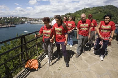 Las cinco reclusas y varios voluntarios llegan a la ermita de Santa Ana, en Pasaia.