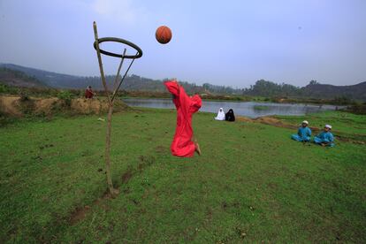 En un pequeño pueblo llamado Konafanda,situado en Susong Durgapur, en el distrito de Netrokona de Bangladés, vive una niña de 10 años llamada Nitu. Sus padres son pobres y por ese motivo estudia en una madrasa. Un día vio un partido de baloncesto en televisión, y nació en ella la necesidad de jugar a ese deporte. Ella misma construyó la canasta con un árbol y una rueda. Al final tiene que jugar sola, porque sus compañeros de clase no comparten su pasión, aunque a veces la miran con gran interés.