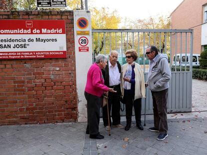 Varios de los afectados a las puertas de la residencia San José.