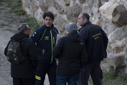 Miembros de bomberos de Málaga y Salvamento Minero conversan al caer la tarde, el 21 de enero de 2019.