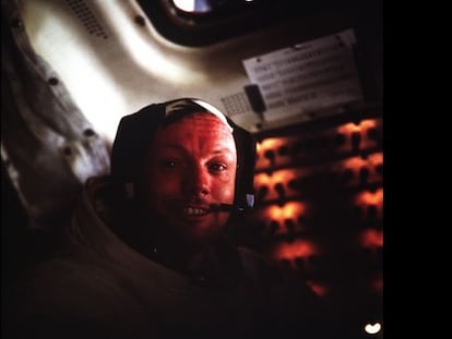 Neil Armstrong dentro del m&oacute;dulo Lunar posado en el suelo de la Luna.