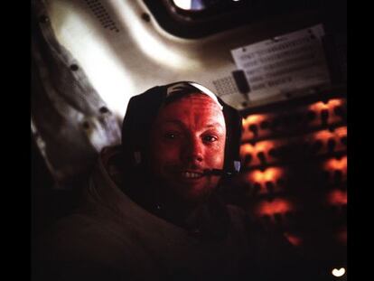 Neil Armstrong dentro del módulo Lunar posado en el suelo de la Luna.