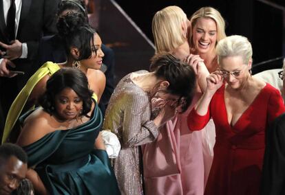 Las actrices (de izquierda a derecha), Octavia Spencer, Tiffany Haddish, Sally Hawkins, Saoirse Ronan, Margot Robbie y Meryl Streep durante el discurso de Frances McDormand.